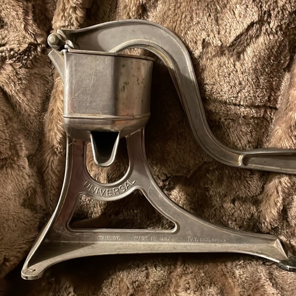 Vintage UNIVERSAL 1950’s aluminum juicer - Picture 2 of 6